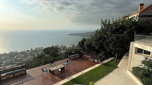 Une terrasse sur le toit offrant une vue sur la mer et le paysage urbain.