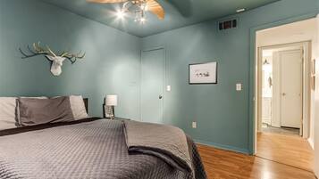 2 bedrooms, internet, bed sheets