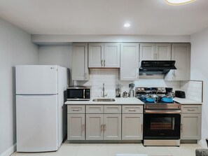 冷蔵庫、電子レンジ、オーブン、コンロ