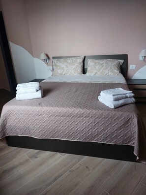 Iron/ironing board, WiFi, bed sheets