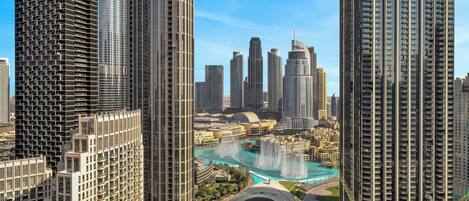 Piscina externa, guarda-sóis, espreguiçadeiras