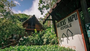 A thatched-roof building with a sign indicating 'Malocas Napo Hospedaje' and a directional arrow. - Maloka Napu-Ecodestinos (Puerto Nariño)
