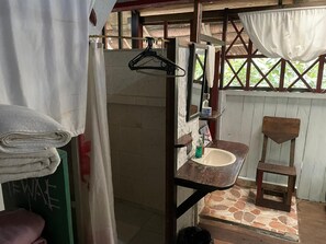 스탠다드 쿼드룸 | 욕실 | 타월, 비누, 화장지