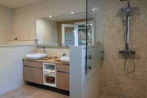 Een douche, een haardroger, handdoeken, zeep