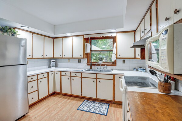 Fridge, microwave, stovetop, coffee/tea maker