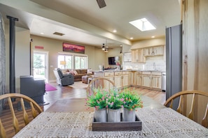 TV, DVD player, books, video library - Yak Ranch w/ Mountain Views, Near Wellington! (Nunn)