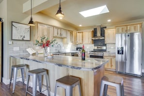 Fridge, microwave, stovetop, dishwasher - Yak Ranch w/ Mountain Views, Near Wellington! (Nunn)