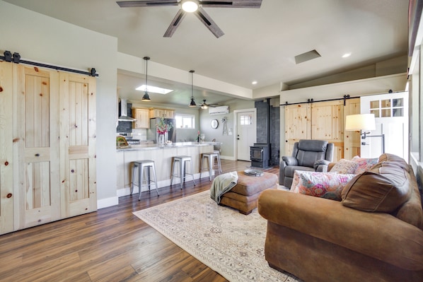 TV, DVD player, books, video library - Yak Ranch w/ Mountain Views, Near Wellington! (Nunn)