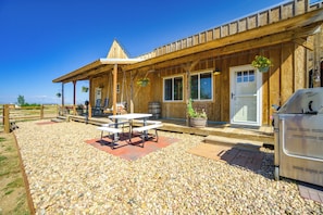 Outdoor dining - Yak Ranch w/ Mountain Views, Near Wellington! (Nunn)