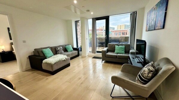 TV, table tennis - Luxury 2 Bed Apartment with Giant Garden Balcony (Manchester)
