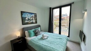 2 bedrooms, iron/ironing board, free WiFi, bed sheets - Luxury 2 Bed Apartment with Giant Garden Balcony (Manchester)