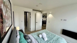 Tabla de planchar con plancha, wifi gratis y ropa de cama