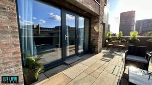 Exterior detail - Luxury 2 Bed Apartment with Giant Garden Balcony (Manchester)
