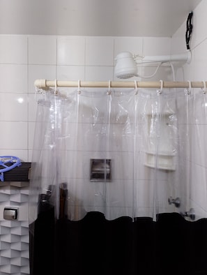 Dusche, HandtĂŒcher, Seife, Toilettenpapier