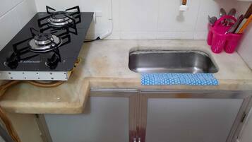 Geladeira, cooktop, cafeteira/chaleira