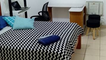 1 quarto, escrivaninha, ferros/tábuas de passar roupa, Wi-Fi de cortesia