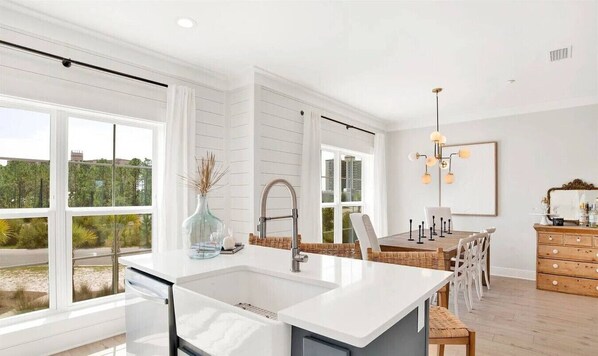 冷蔵庫、電子レンジ、オーブン、コンロ