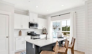 冷蔵庫、電子レンジ、オーブン、コンロ