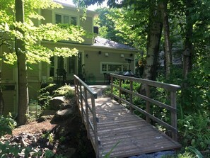 Terrace/patio - Mountain Escape: Biking | Hiking | Campfire (Bromont)