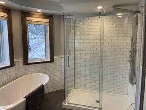 Shower, towels - Mountain Escape: Biking | Hiking | Campfire (Bromont)