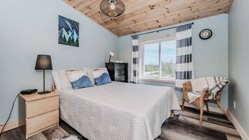 3 bedrooms, iron/ironing board, travel crib, free WiFi