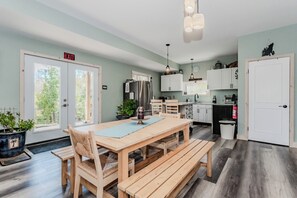 Dining - 3BR Sunny Meadow Retreat Cottage – Lake Huron Hideaway, Heart of Bruce Peninsula (Pike Bay)