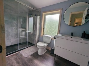 Shower, hair dryer, towels, soap - 3BR Sunny Meadow Retreat Cottage – Lake Huron Hideaway, Heart of Bruce Peninsula (Pike Bay)