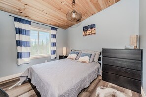 3 bedrooms, iron/ironing board, travel cot, free WiFi - 3BR Sunny Meadow Retreat Cottage – Lake Huron Hideaway, Heart of Bruce Peninsula (Pike Bay)
