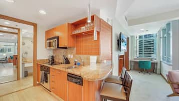 Deluxe Apartment, Bay View | Private kitchen