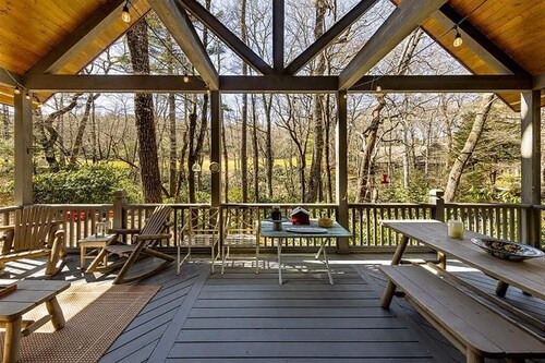 Heaven on Eleven - A charming three bedroom, three and a half bathroom cottage