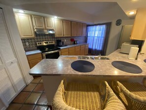 Een magnetron, een oven, een kookplaat, een vaatwasser