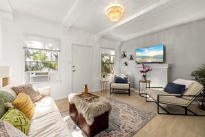 TV - Chic Santa Monica 1BR Cottage, Street Parking +W/D (Santa Monica)