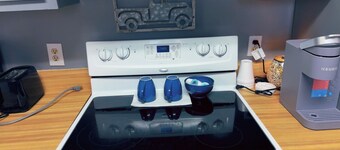 Charming In-Town Retreat King Bed + Smart TVs