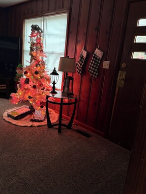 Interior -  Cozy 3-Bedroom Cottage with Carport & Shaded Yard. Nestled under a big tree. (Piggott)