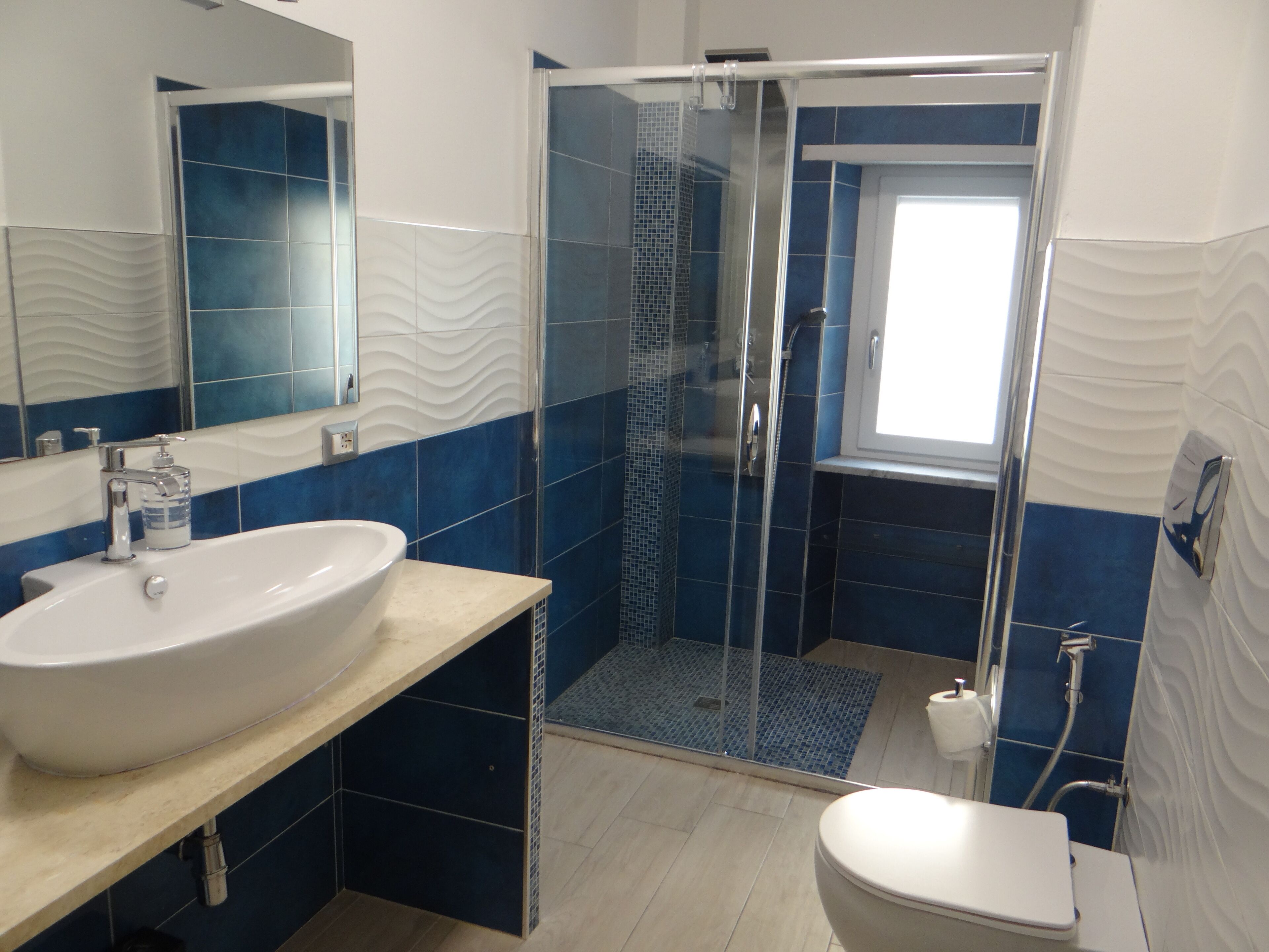 Regadera, secadora de cabello, bidet, toallas 