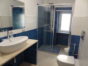 Suihku, hiustenkuivaaja, bidee, pyyhkeet