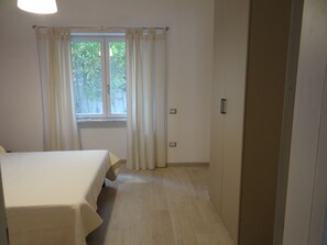 2 makuuhuonetta, silitysrauta/-lauta, ilmainen Wi-Fi, vuodevaatteet