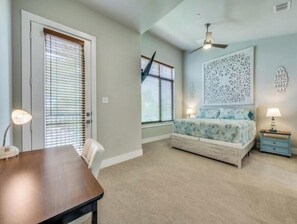 3 habitaciones, escritorio y tabla de planchar con plancha 