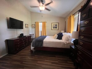 3 habitaciones, tabla de planchar con plancha, wifi y ropa de cama 