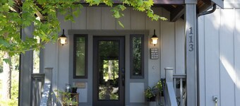 NEW Cozy 3-bedroom cabin in the heart of Packwood with a hot tub!