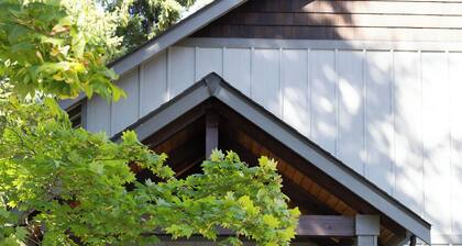 NEW Cozy 3-bedroom cabin in the heart of Packwood with a hot tub!