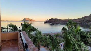Elite Penthouse, 2 Bedrooms, Ocean View | Terrace/patio
