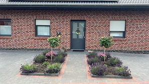 Exterior detail - Barrier-free vacation apartment with covered sun terrace, wallbox, rental bikes (Krummhörn)
