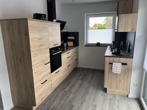 Kühlschrank, Mikrowelle, Herdplatte, Geschirrspüler