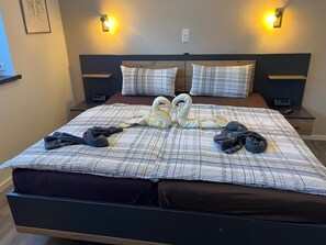 2 bedrooms, travel cot, WiFi, bed sheets