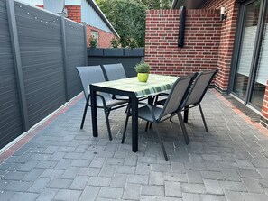 Outdoor dining - Barrier-free vacation home with sun terrace, wallbox, family-friendly, new build (Krummhörn)