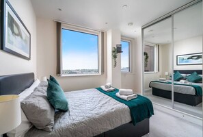 2 bedrooms, desk, iron/ironing board, WiFi