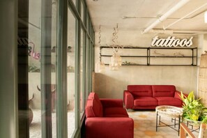 المنشأة من الداخل