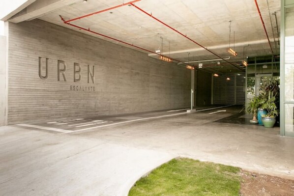 المنطقة المحيطة بالمنشأة