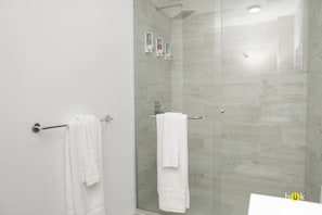 Haartrockner, Handtücher, Seife, Toilettenpapier